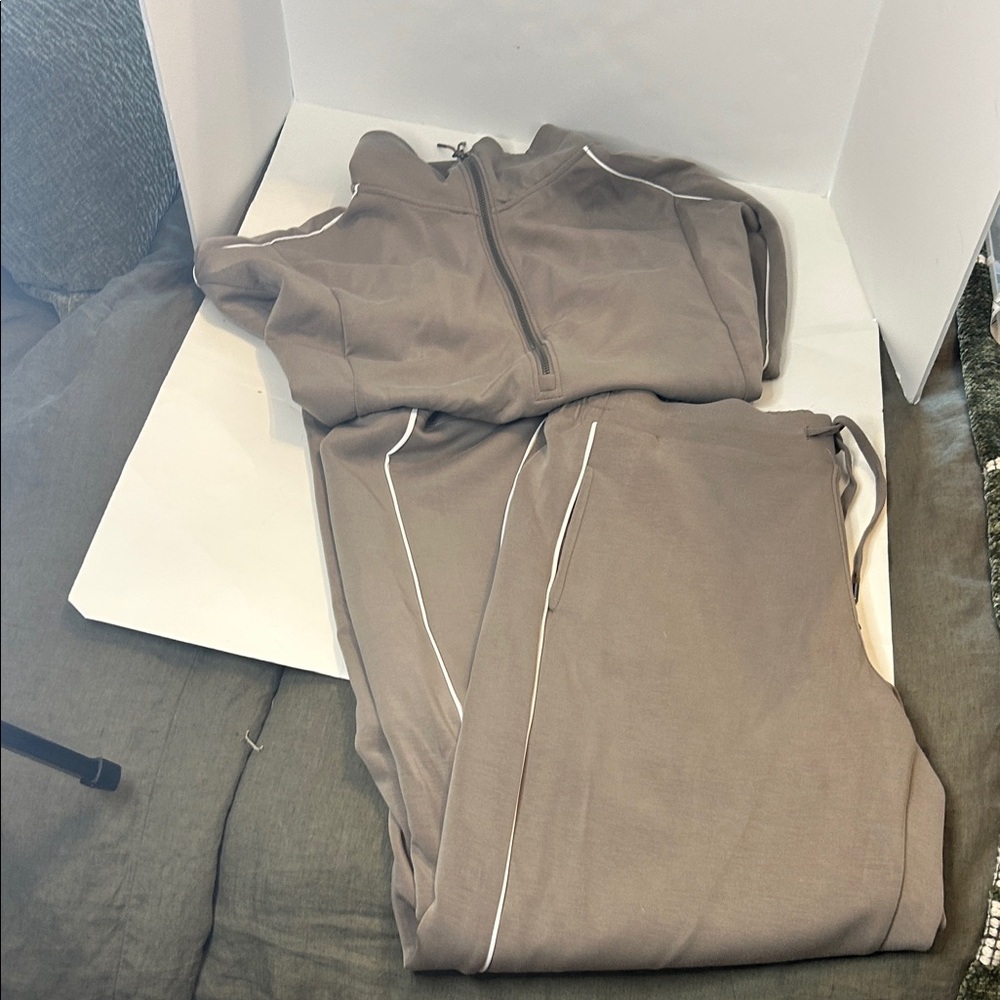 Women’s Large Taupe Two-Piece Sweat Set with White Piping.